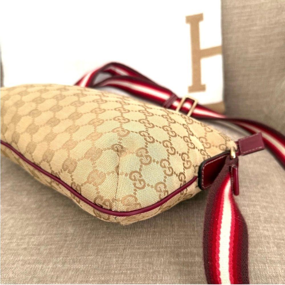 Authentic Gucci brown monogram crossbody bag - Picture 6 of 15